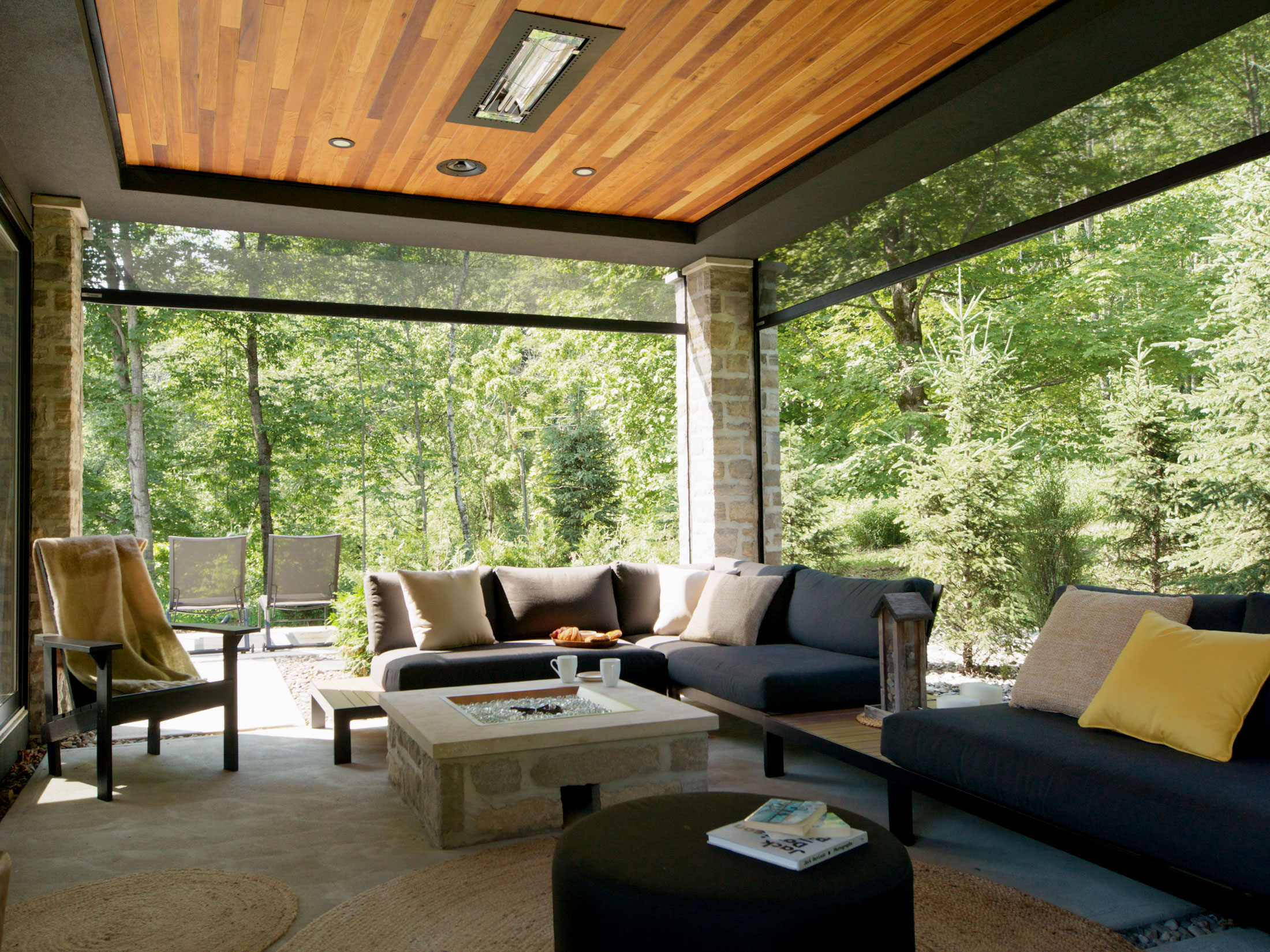 Un projet extérieur pensé pour la détente et le confort, avec une pergola et des moustiquaires motorisées sur mesure, signée Exosystème
