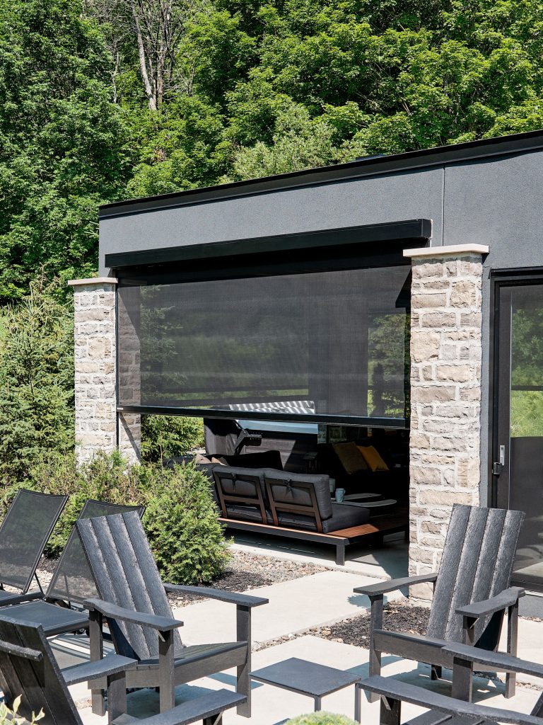 Un projet extérieur pensé pour la détente et le confort, avec une pergola et des moustiquaires motorisées sur mesure, signée Exosystème