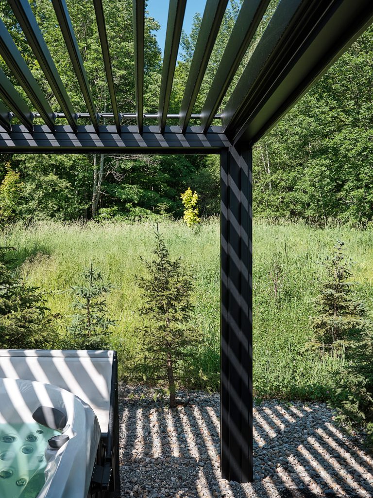 Un projet extérieur pensé pour la détente et le confort, avec une pergola et des moustiquaires motorisées sur mesure, signée Exosystème